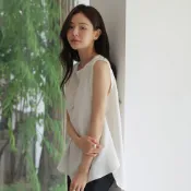 正韓【預購】女生個性優雅素面圓領透膚波浪擺無袖背心上衣 黑 空藍 乳白【08.28】東大門-M18220