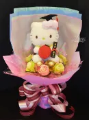 X射線 精緻禮品 Hello Kitty音樂水果娃娃金莎捧花，Hello Kitty/捧花/情人節金莎花束/頒獎/畢業花束/畢業典禮/情人節禮物/送禮/捧花/節慶/婚禮小物/生日禮物/交換禮物/告白/求婚，X射線【Y526899】