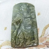 珍珠林~武財神關聖帝君(關公)加厚玉珮/把件~A貨翡翠天然沁色緬甸玉#722