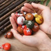 【小红书推荐】隨身 祈福 迷你小香包 精緻刺繡 香囊掛件 禪意 小圓球福袋手機掛件禮物