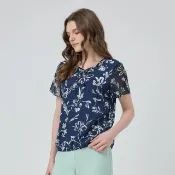 【ILEY 伊蕾】造型綁結五角領雪紡印花上衣(深藍；M-2L；1252071438)