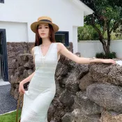 【琪屿·Vibe】純白豎紋V領無袖長洋裝 緊身收腰魚尾裙擺勾勒曲線 柔軟彈力針織布料親膚透氣 出國旅遊 日常約會百搭