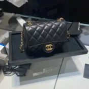 全新 日本札幌購入 25A Chanel mini square 金球方胖 17公分