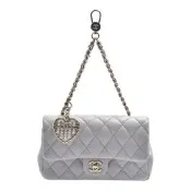 CHANEL 經典雙C LOGO菱格紋羊皮愛心珍珠造型吊飾/迷你口蓋包(灰白色)