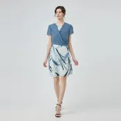 【ILEY 伊蕾】雪紡罩衫拼接假兩件印花洋裝(藍；M-2L；1252077339)
