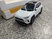 1/18原廠豐田RAV4榮放汽車模型白色，合金材質，車門可開，原裝
