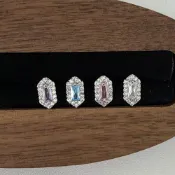 (店+)醫療鋼耳釘系列 方形鋯石 316L 鈦鋼 耳針長6mm粗0.8mm 不易過敏不易褪色 洗澡運動睡覺可戴 養耳洞 醫療鋼