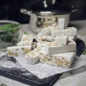 微型牛軋糖。教程聚合物粘土。微型食品。娃娃糖果。娃娃屋
