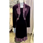 媽媽小姐新娘禮服洋裝 尺碼XL 葡萄紫高檔絲絨外搭 上下立體花點綴 +素面下擺荷葉邊裙擺 素雅氣質款實穿顯瘦