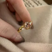 金色焦糖瑪奇朵枕方几何鋯石戒指女小眾設計香檳鑽指環輕奢高級感