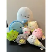 正版角落生物娃娃 角落生物玩偶 貓咪/白熊/恐龍/小草/小包袱/粉圓 San-X 白熊冰淇淋 恐龍絨毛包 貓咪錢包 吊飾