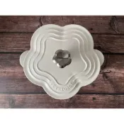 【愛咪雜貨小舖】全新Le Creuset 鑄鐵山茶花鍋 鑄鐵鍋 燉飯鍋 霧面花鍋 花鍋 湯鍋 20cm 棉花白 花鋼頭