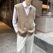 秋季針織馬甲 男士設計感V領麻花單排扣小外套上衣 無袖背心潮外套男