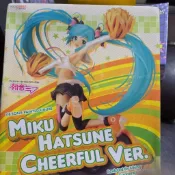 商品是 Good Smile Company (GSC) 推出的 「初音未來 Cheerful Ver.1/8 比例模型
