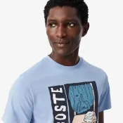 【LACOSTE】男裝-Roland Garros 聯名藝術場景短袖 T 恤(淺藍色)