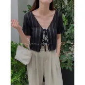 (店+)【FEE BABY】透膚雙綁帶上衣 外罩衫 小外套 針織上衣 透膚上衣 針織衫 v領 短袖 短上衣 短版 秋裝 罩衫 黑色 杏色 淺灰色 白色