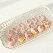 【可愛精緻】草莓蛋糕鑰匙扣 鑰匙鏈 食玩 少女掛飾 包掛件 情侶閨蜜禮物 配飾飾品 蛋糕 鑰匙圈 吊飾 背包掛飾