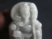《玉茶緣藏閣》緬甸玉白帶芋紫色 持刀關聖帝君坐像~A-3  特價2500元