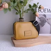COACH Carrier 簡約烙印LOGO寬背帶斜背小方包/手機包(黃)