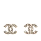 【康是美官方網購】CHANEL CC Logo 玻璃珍珠針式耳環(金色/珍珠白)