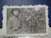 【靖】*=*憶眷村黑白老照片*=*早期➠ “小女生攝於竹蘺芭花園“➠尺寸:4*3cm➠保真。原版老照片。【非翻拍】