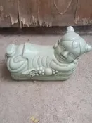 龍泉窯陶瓷枕，全品無瑕疵，手工製作，釉色溫潤，實物拍攝，標即是，看圖不議， 尺寸20x9.5 x14.公分， 分