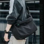 ❤️限時優惠❤️餃子包男士 斜 挎包  夏季簡約時尚男女通用 斜 挎包  學生斜挎通勤郵差包