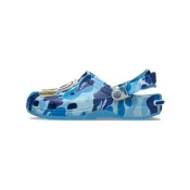 (店+)【Crocs】209627-4TB Crocs卡駱馳 × A BATHING APE Classic clog 迷彩印花 舒適百搭 外穿 透氣 洞洞鞋 男女同款 藍色