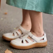 【shoes鞋魔】正品Hush puppies/暇步士女鞋  25夏季新款牛皮包頭運動涼鞋 羅馬風沙灘洞洞鞋 輕便 Q彈