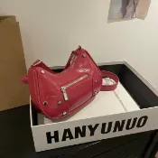 喜挖2店 復古鉚釘餃子包包女2025新款早春純色高級感時尚復古單肩斜後背包