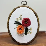 【影片教學】【HobbyEasy】Karen’s慢繡花園‧立體刺繡03—罌粟花：超值全材料包套組 (含免描圖繡布、12X15公分仿木紋橢圓繡框、繡針、穿線器、繡線、影音教學) / 大風文創wind wind