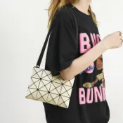 喜挖2店 bags包包女2025新款時尚幾何菱格變色單肩斜後背包潮流信封包手機包