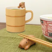 ★刺蝟秘密基地★正版開發票 日本 Decole 水豚 卡皮巴拉 陶瓷 杯麵蓋架 筷箸 筷架 杯子 馬克杯