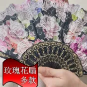 現貨〔蓮花流蘇.扇套.扇子〕【多款】花玫瑰扇子紅玫瑰花布面粉色扇白扇黑扇蕾絲扇舞蹈扇摺扇風扇古裝扇表演扇古典扇扮裝摺疊扇