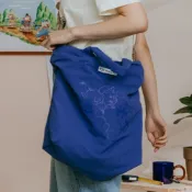 【gozo】迪士尼系列 三隻小豬膠印澎澎手提袋(寶藍/淺卡其_F) | 女裝  百搭 多用途