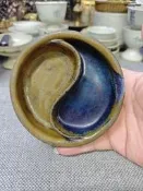 晚清民國石灣窯太極筆洗，有磕，黃藍雙色釉，太極陰陽分格，造型
