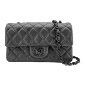 【BreezeOnline 微風精品線上】Chanel 展示品 So Black 黑雙C菱格粒紋羊皮斜背包-20cm(A69900-黑)