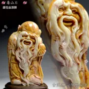 ( 壽星 )~頂級大師工藝【正宗 福州壽山石 銀包金旗降石 壽星 擺件】(巧色巧雕)高端收藏。石質通靈~不議價！