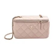 【CHANEL 香奈兒】經典雙C LOGO菱格魚子醬牛皮拉鍊斜背長方形化妝包(裸粉色)