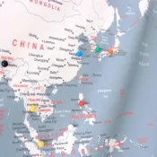 (店+)【Umade】世界地圖掛布 月白灰色 S/M 附磁鐵地標扣 房間佈置 居家情境裝飾 牆壁裝飾 情侶紀念禮物 生日禮物 辦公室佈置