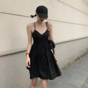 Onniwear 夏季黑色吊帶洋裝V領收腰蓬蓬大擺小黑裙