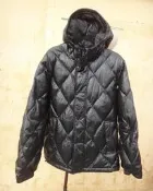 楹 ~ 正品 Uniqlo 黑色亮面 菱格紋 羽絨外套 size: L