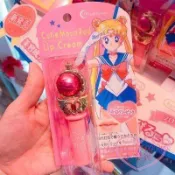 【買動漫】♥小花花日本精品♥Sailor Moon美少女戰士月光棒護唇膏25周年限定款滋潤保濕粉色紙板-草莓款45641503